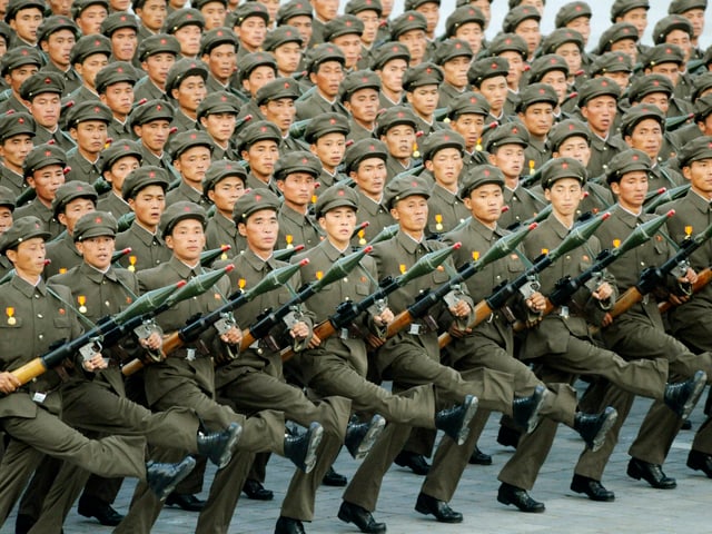 Militärparade in Nordkorea. Die Soldaten marschieren in einer eindrücklichen, aber auch etwas umheimlich genauen Ordnung. Militärparade in Nordkorea. Die Soldaten marschieren in einer eindrücklichen, aber auch etwas umheimlich genauen Ordnung.