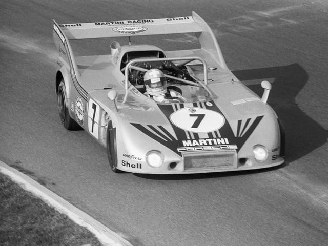 Herbert Müller rast im Jahr 1975 mit einem Porsche Turbolader über den Asphalt. 