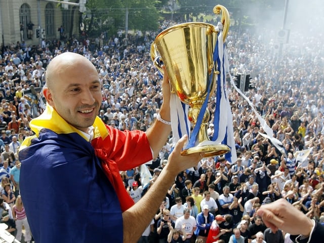 Iulian Filipescu mit Pokal Iulian Filipescu mit Pokal