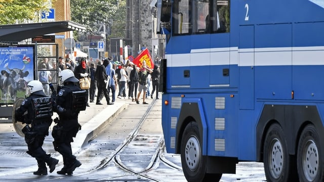 Die Polizei schreitet bei einer unbewilligten Gegendemonstration ein. Die Polizei schreitet bei einer unbewilligten Gegendemonstration ein.
