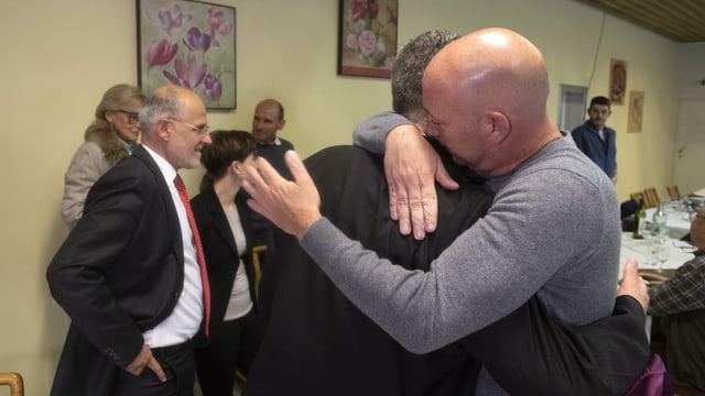 Filippo Lombardi wird vom FDP-Präsidenten getröstet Filippo Lombardi wird vom FDP-Präsidenten getröstet
