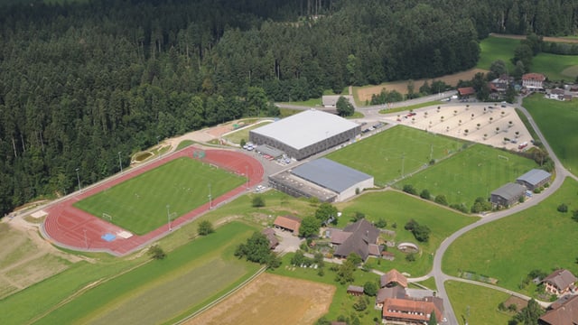 Luftbild des Campus mit Fussballfeld und Gebäuden. Luftbild des Campus mit Fussballfeld und Gebäuden.