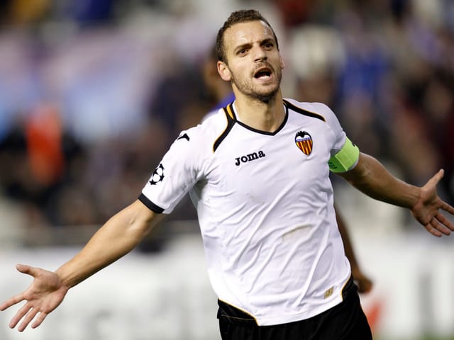 Für Valencia erzielte der Angreifer in 101 Partien stolze 59 Tore. Kein Wunder war er auf dem Transfermarkt ein gefragter Mann. Den Zuschlag erhielten die Spurs.