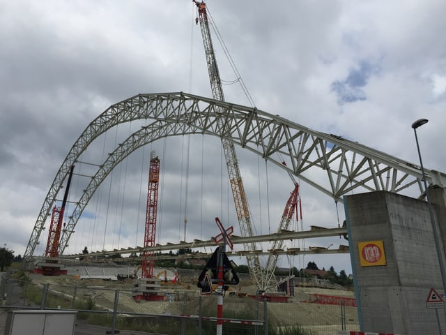 Die letzten beiden Stahlbögen der grossen Halle Die letzten beiden Stahlbögen der grossen Halle