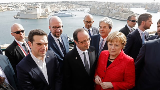 Alexis Tsipras, François Hollande und Angela Merkel. Im Hintergrund das Fort Ricasoli (L) und das Fort Saint Angelo (R). Alexis Tsipras, François Hollande und Angela Merkel. Im Hintergrund das Fort Ricasoli (L) und das Fort Saint Angelo (R).