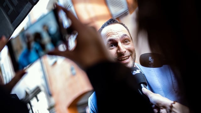 Mathias Reynard spricht mit der Presse. Mathias Reynard spricht mit der Presse.