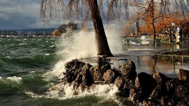 Schweren Wellen brechen sich am Ufer des Zugersees Schweren Wellen brechen sich am Ufer des Zugersees