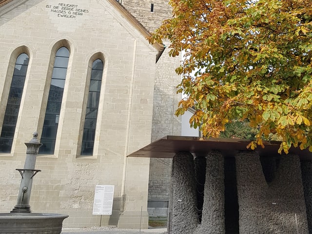 Der Pavillon, der an Stonehenge erinnert. Im Hintergrund die Stadtkirche Winterthur. Der Pavillon, der an Stonehenge erinnert. Im Hintergrund die Stadtkirche Winterthur.