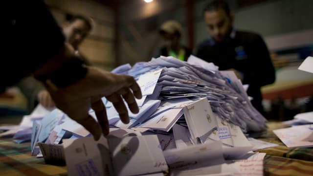 Eine Zweidrittelsmehrheit hat in Ägypten laut inoffiziellen Ergebnissen die neue Verfassung angenommen. Eine Zweidrittelsmehrheit hat in Ägypten laut inoffiziellen Ergebnissen die neue Verfassung angenommen.