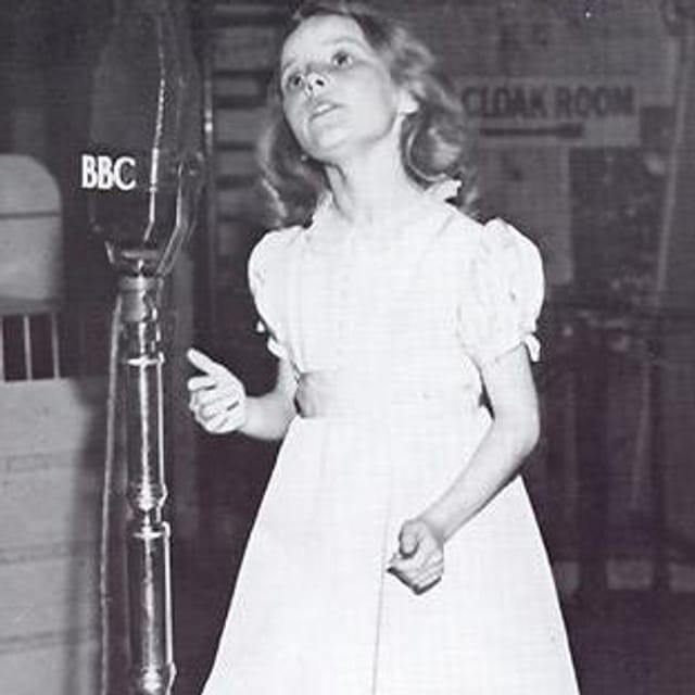 Petula Clark im süssen weissen Kleichen und blondgelockten Haaren. Damals war sie ca 12 Jahre alt. Petula Clark im süssen weissen Kleichen und blondgelockten Haaren. Damals war sie ca 12 Jahre alt.