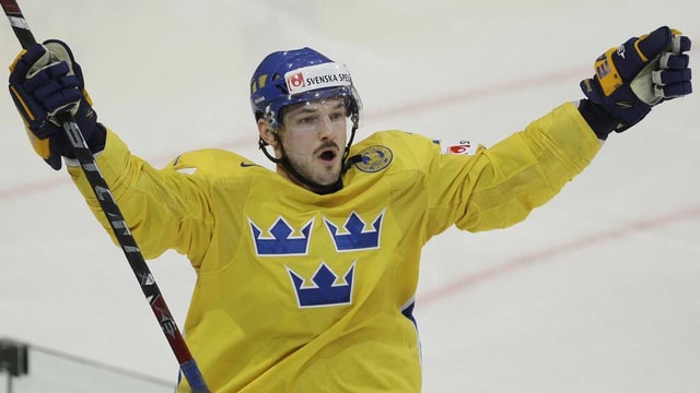Eishockeyspieler Niklas Persson jubelt nach einem Tor auf dem Spielfeld. Eishockeyspieler Niklas Persson jubelt nach einem Tor auf dem Spielfeld.