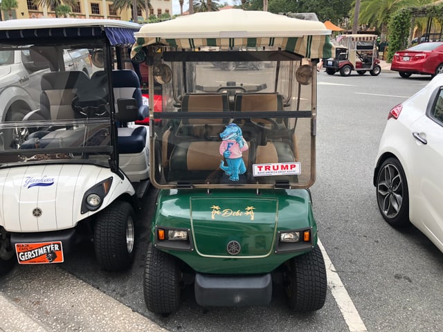 Ein grüner Golfcart mit Trump-Aufkleber Ein grüner Golfcart mit Trump-Aufkleber