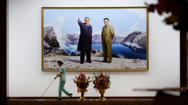 Portraits von Kil Il Sung und Kim Jong Il in einem Hotel in Pjöngjang. Portraits von Kil Il Sung und Kim Jong Il in einem Hotel in Pjöngjang.
