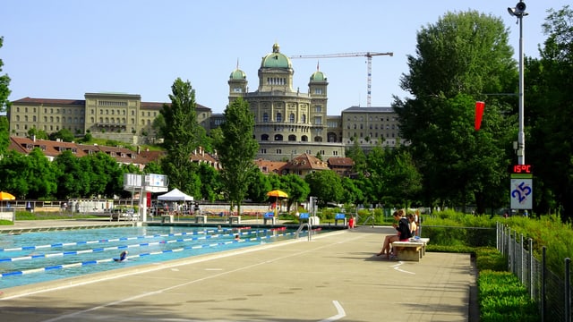 Blick auf das Marzilibad und das Bundeshaus bei wolkenlosem Himmel. Blick auf das Marzilibad und das Bundeshaus bei wolkenlosem Himmel.