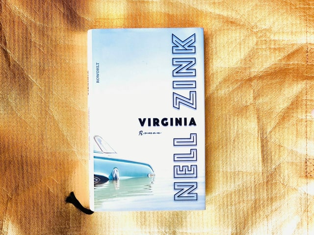 Der Roman «Virginia» von Nell Zink vor einem goldenen Hintergrund Der Roman «Virginia» von Nell Zink vor einem goldenen Hintergrund