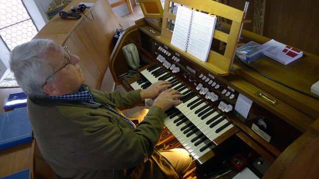 Mann spielt Orgel. Mann spielt Orgel.
