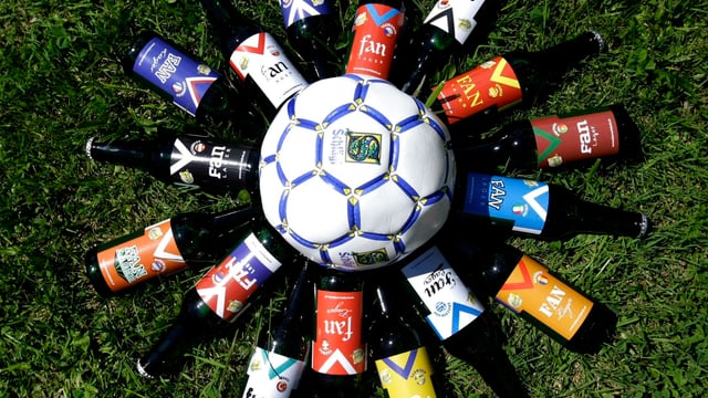 Fussball und Bierflaschen. Fussball und Bierflaschen.