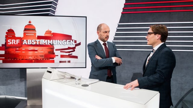 Zwei Personen stehen an der Theke in einem Studio. Zwei Personen stehen an der Theke in einem Studio.