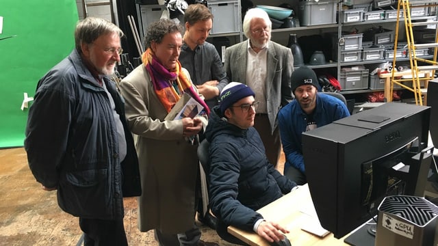 Die Beteiligten des Projekts schauen sich mit Beat Toniolo erste Filmausschnitte an. Die Beteiligten des Projekts schauen sich mit Beat Toniolo erste Filmausschnitte an.