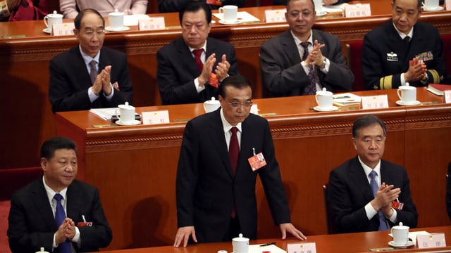 Li Keqiang steht nach der Wahl auf. Li Keqiang steht nach der Wahl auf.