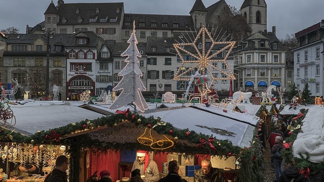 Weihnachtsmarkt auf dem Basler Barfüsserplatz Weihnachtsmarkt auf dem Basler Barfüsserplatz