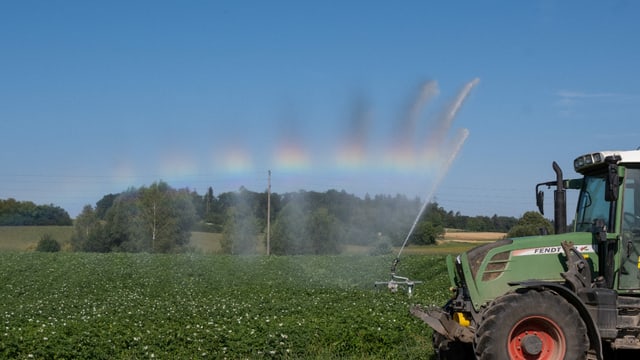 Ein Traktor mit einer mobilen Bewässerungsanlage. Ein Traktor mit einer mobilen Bewässerungsanlage.