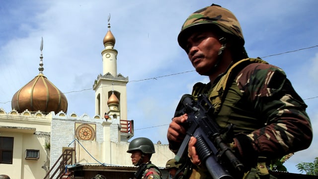 Soldaten, im Hintergrund die Moschee von Marawi. Soldaten, im Hintergrund die Moschee von Marawi.