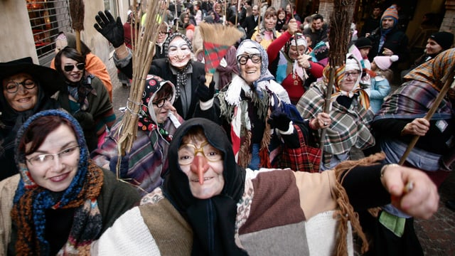 Menschen mit Hexenmasken auf der Strasse. Menschen mit Hexenmasken auf der Strasse.