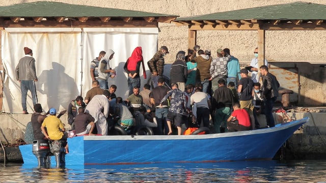 Boot mit jungen Männern legt an. Boot mit jungen Männern legt an.