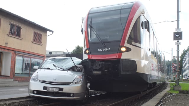 Zerdrücktes Auto neben Eisenbahn Zerdrücktes Auto neben Eisenbahn