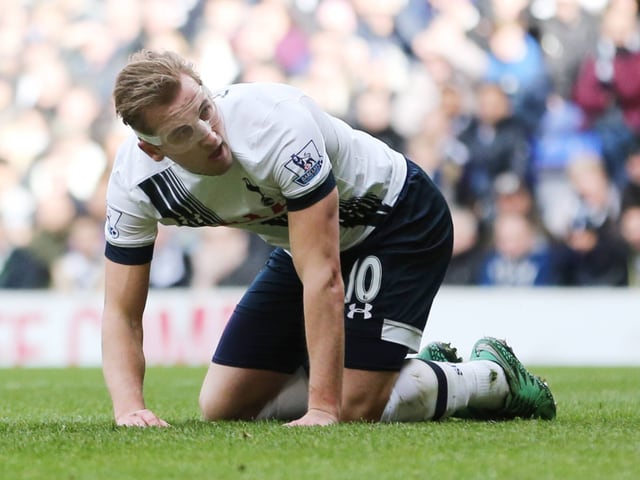 Tottenhams Harry Kane kniet am Boden