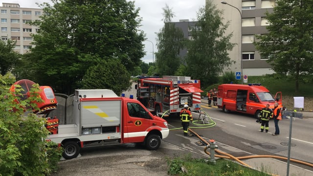 Feuerwehrautos zwischen Hochhäusern Feuerwehrautos zwischen Hochhäusern