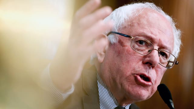 Bernie Sanders am Mikrofon. Bernie Sanders am Mikrofon.