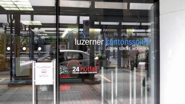 Blick auf den Haupteingang des Luzerner Kantonsspitals.
