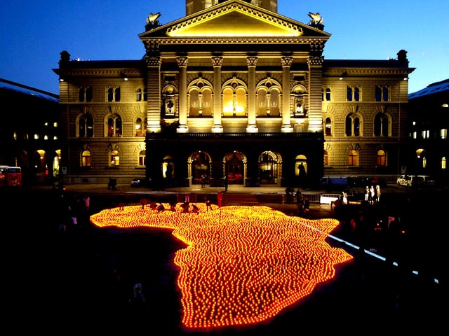 Vor dem bundeshaus brennen Kerzen in Form des Kontinents Afrika. Vor dem bundeshaus brennen Kerzen in Form des Kontinents Afrika.
