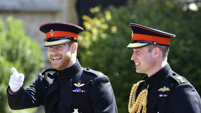 Prinz William (rechts) ist über die Entscheidung seines Bruders Harry traurig. Prinz William (rechts) ist über die Entscheidung seines Bruders Harry traurig.