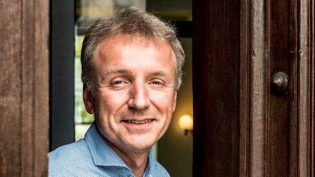 Ein Mann mittleren Alters lächelt freundlich. Ein Mann mittleren Alters lächelt freundlich.