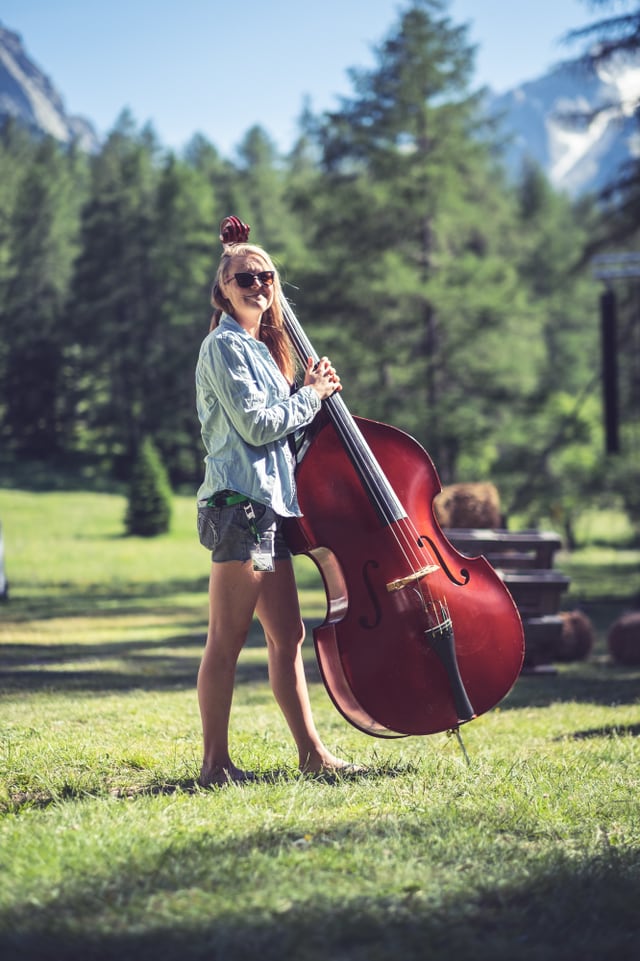 Sarah da Cape Town arriva amez la natira svizra cun ses instrument Sarah da Cape Town arriva amez la natira svizra cun ses instrument