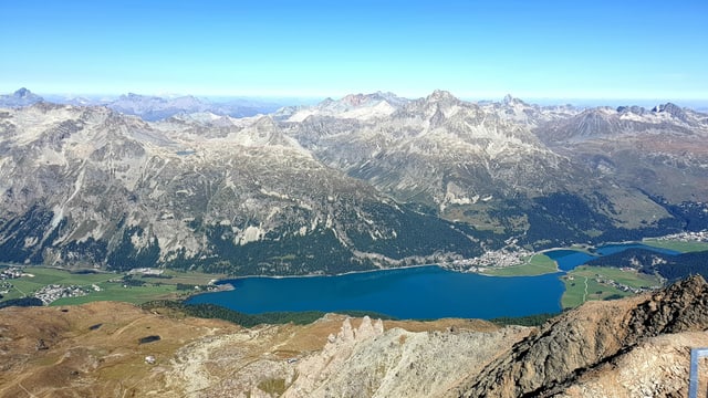 Blick am Dienstag vom Corvatsch ins Engadin. Das Thermometer zeigte 7 Grad. Blick am Dienstag vom Corvatsch ins Engadin. Das Thermometer zeigte 7 Grad.