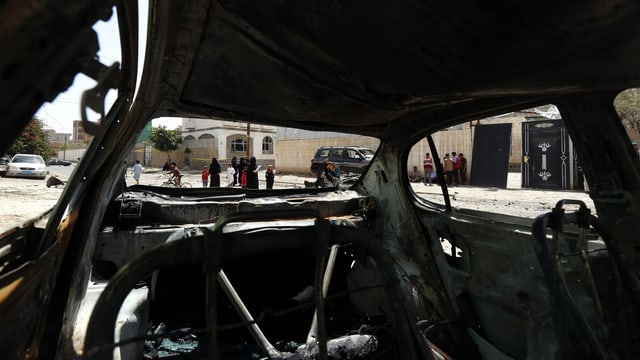 Blick aus einem Autowrack in dem zuvor eine Autobombe mitte in Sanaa gezündet wurde. Blick aus einem Autowrack in dem zuvor eine Autobombe mitte in Sanaa gezündet wurde.