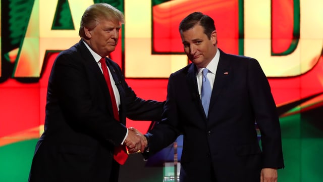 Donald Trump (linke Seite) schüttelt die Hand von Ted Cruz Donald Trump (linke Seite) schüttelt die Hand von Ted Cruz