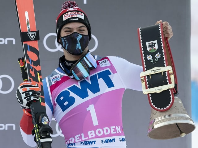 Der Romand ist ein begeisterter Freerider und sehr talentierter Fotograf. Ist mit der Schwester der norwegischen Skirennfahrerin Maria Therese Tviberg liiert, die bei Ski Valais als Trainerin arbeitet. Seit dieser Saison betreibt er seinen eigenen Podcast, in dem er Ski-Kollegen wie Marco Odermatt oder Dave Ryding vor das Mikrofon bittet.