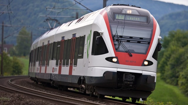 Regio-S-Bahn-Zug vom Typ Flirt, Linie S3 Richtung Laufen legt sich in Kurve. Regio-S-Bahn-Zug vom Typ Flirt, Linie S3 Richtung Laufen legt sich in Kurve.