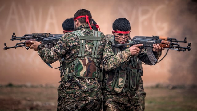 Kämpfer der kurdischen Volksverteidigungs-Einheit YPG im Training. Kämpfer der kurdischen Volksverteidigungs-Einheit YPG im Training.