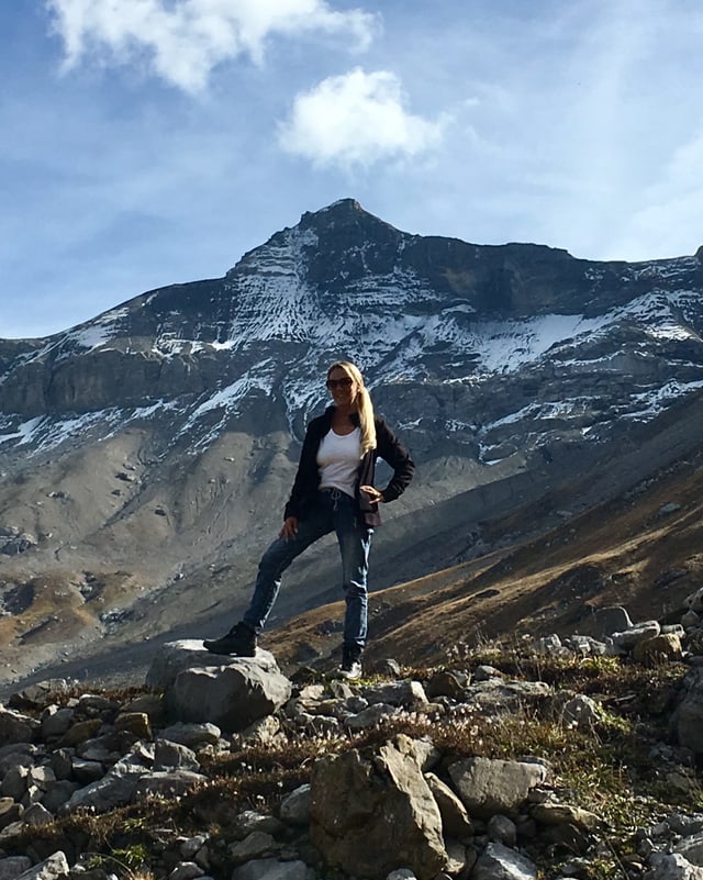 Monika Schindler steht auf der Engstligenalp; hinter ihr das Steghorn.