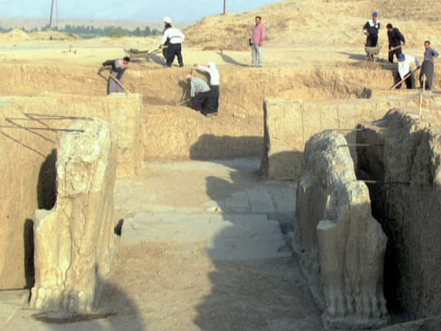 Neun irakische Arbeiter bei einer archäologischen Stätte in Nimrud im Jahre 2001.