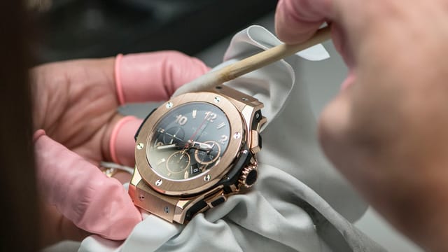 Uhr wird geputzt. Uhr wird geputzt.