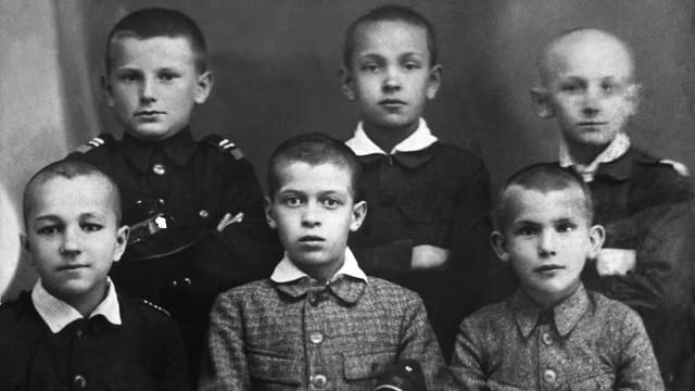 Karol Wojtyla auf einem Klassenfoto. Karol Wojtyla auf einem Klassenfoto.