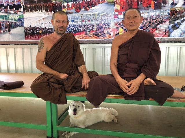 Zwei Mönche im Schneidersitz; Unter ihnen ein Hund. Zwei Mönche im Schneidersitz; Unter ihnen ein Hund.