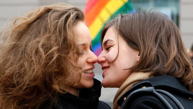 Zwei sich küssende Frauen Zwei sich küssende Frauen